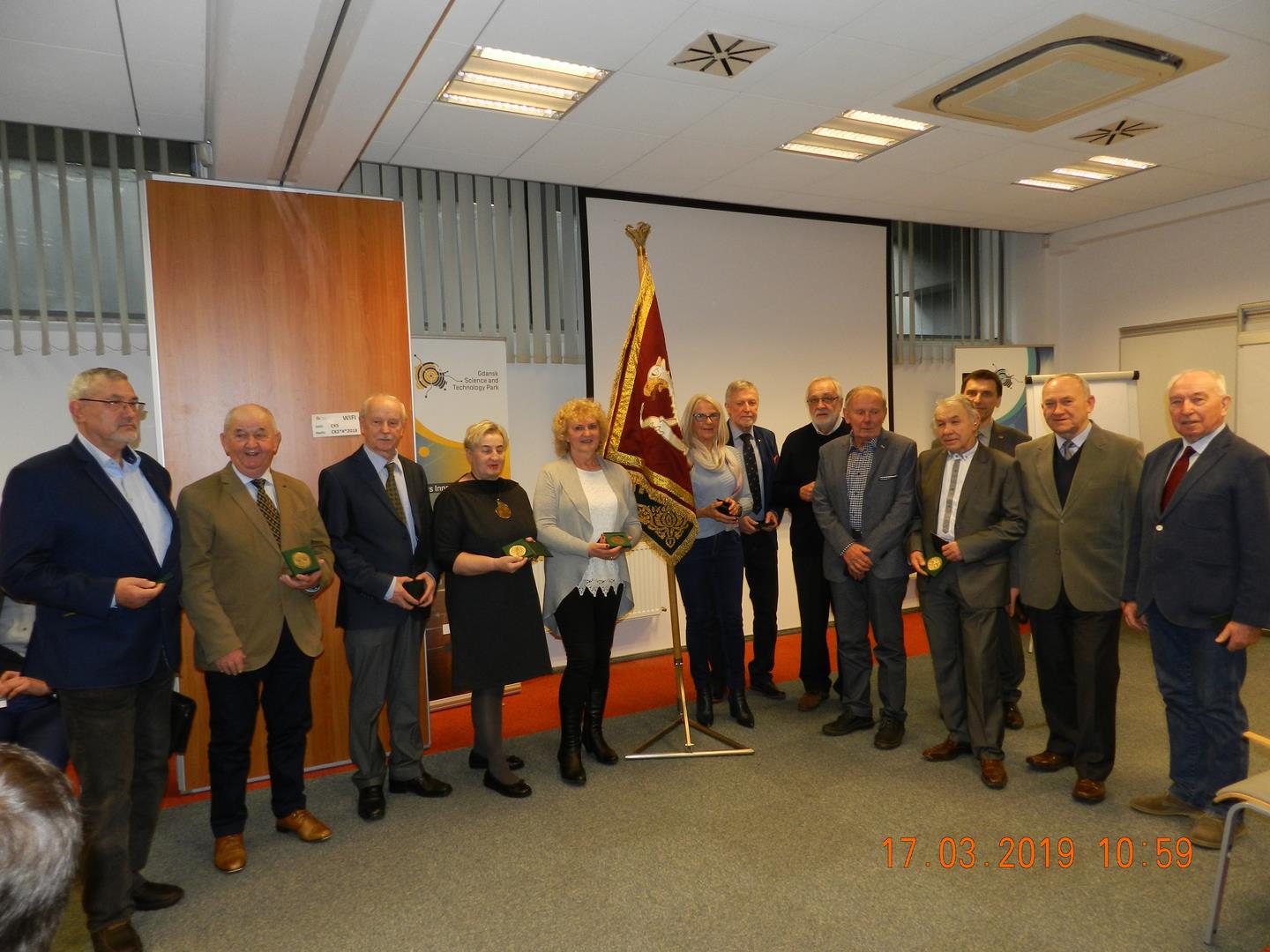 XXVII Sprawozdawczy Zjazd Kaszubsko-Pomorskiej Izby . 17 Marzec 2019 rok Medal wręczany Koleżankom i Kolegom emerytowanym lekarzom weterynarii
